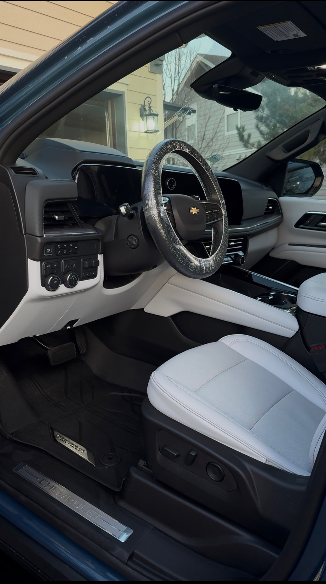 Same SUV cabin fully cleaned with spotless mats, dash and white leather seats